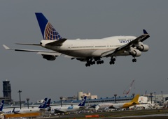 到着　UNITED 747-400