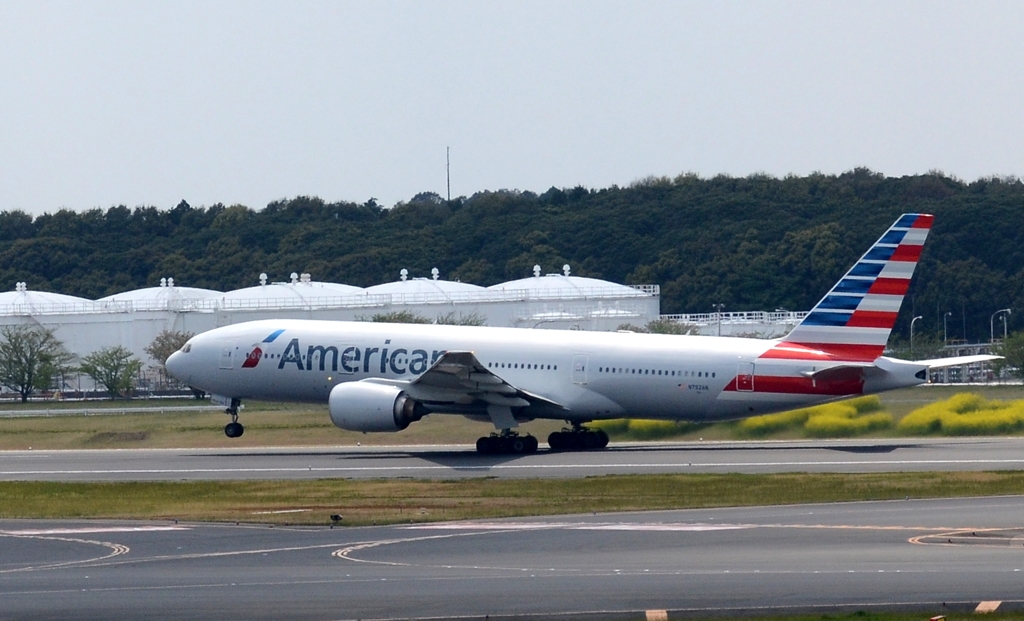 飛び立ち（76）American 777-200