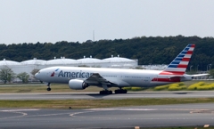 飛び立ち（76）American 777-200