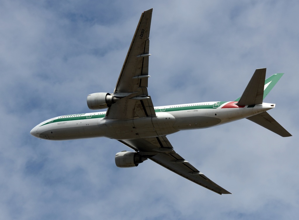 出発  Alitalia 777-243