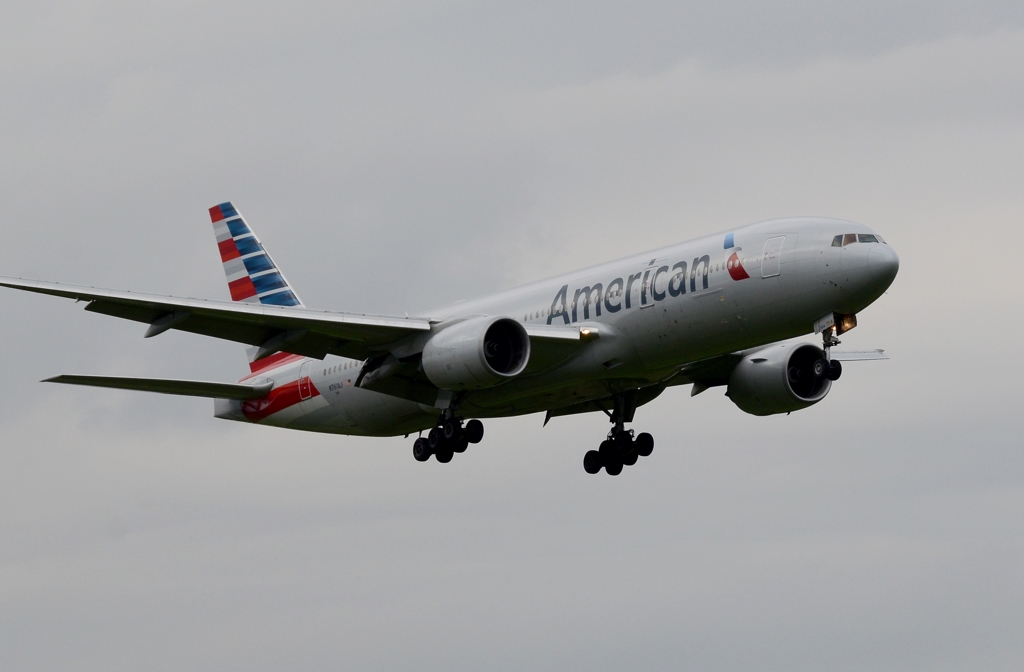 着陸（122）American 777-223 