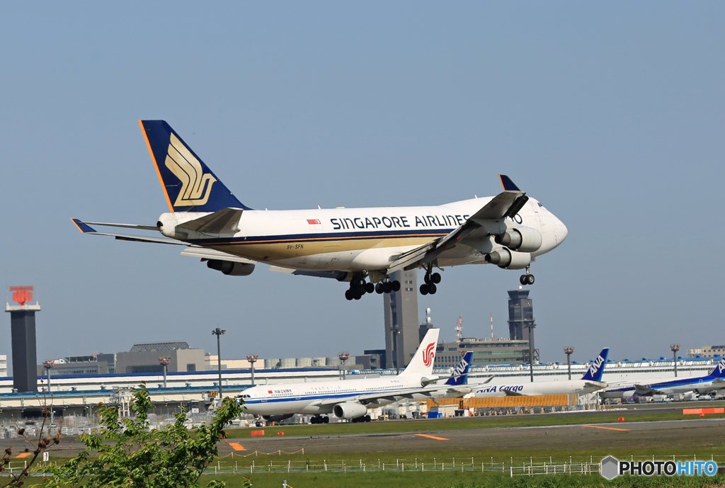 「青色」 Singapore 747-400F 9V-SFN 到着