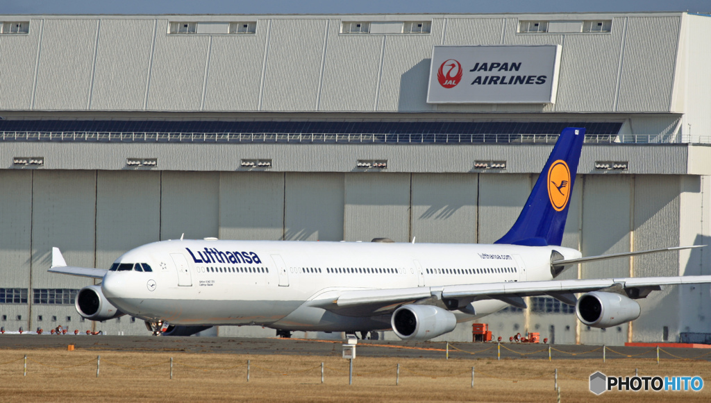 出発 Lufthansa A340-300 D-AIGU