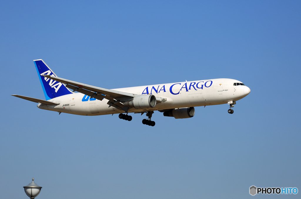 着陸 ANA Cargo 767-381 JA8664