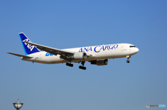 着陸 ANA Cargo 767-381 JA8664