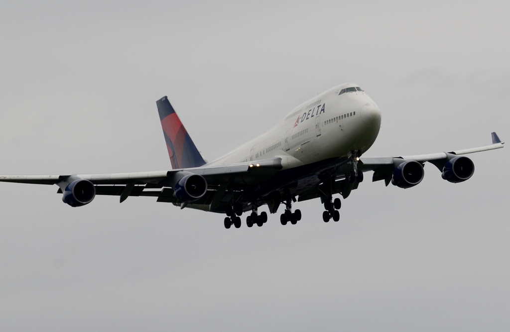 着陸（101）Delta 747-400 