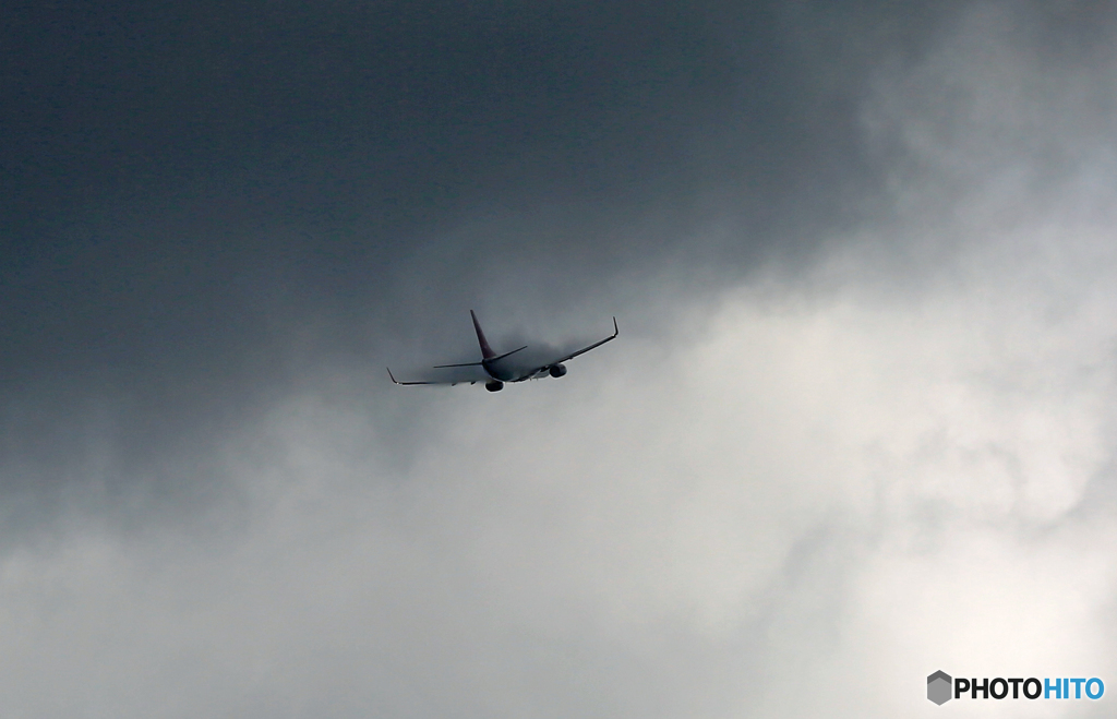 黒い雲 EASTAR Jet 737-86J HL8057