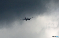 黒い雲 EASTAR Jet 737-86J HL8057