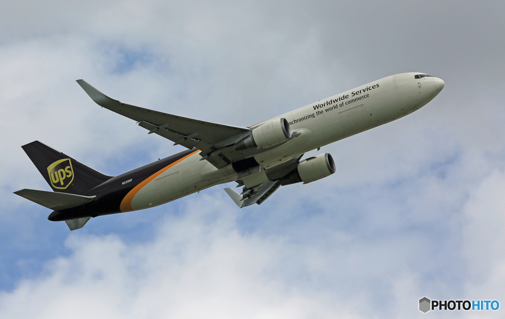 飛び立ち UPS 767-34AF N330UP