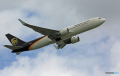 飛び立ち UPS 767-34AF N330UP