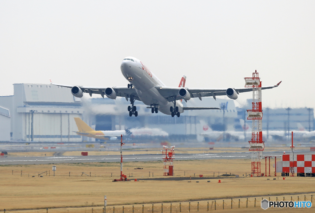 [青い空] SWISS A340-313 HB-JML 飛び立ち