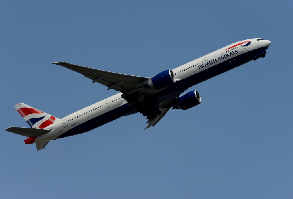 飛び立ち　British 777-336