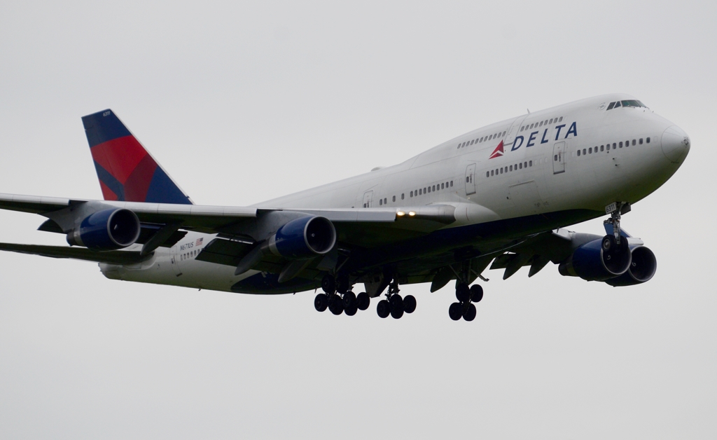 着陸（129）Delta 747-400 