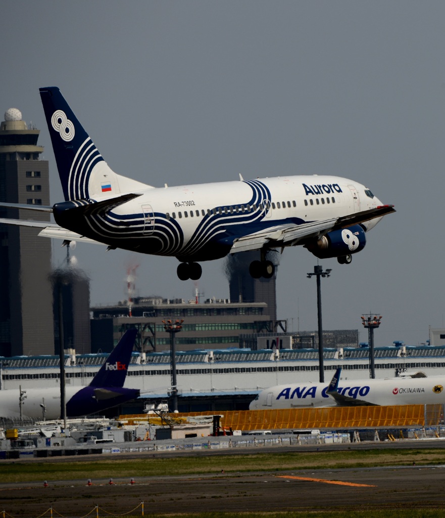 Aurora 737-500 到着　