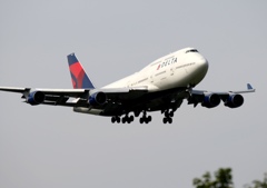 DELTA 747-400 到着　