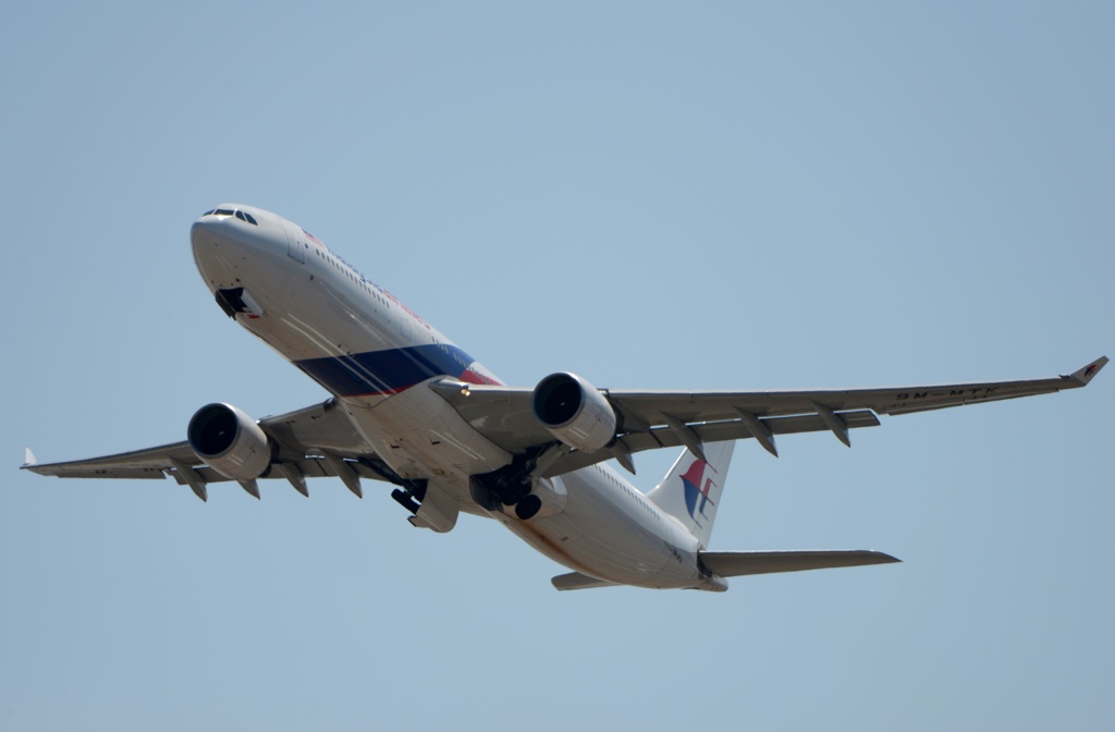 飛び立ち malaysia A330-323