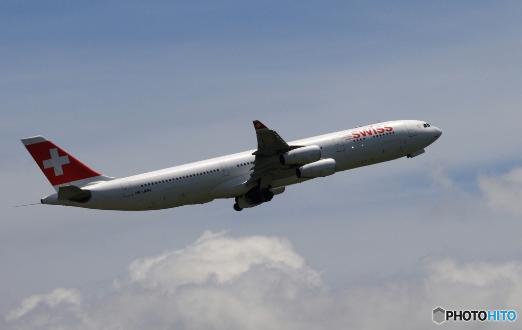 出発　SWISS A340-313 