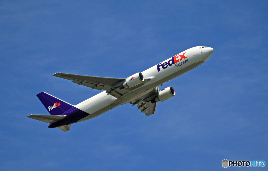 離陸 FedEx 777-FS2 N107FE