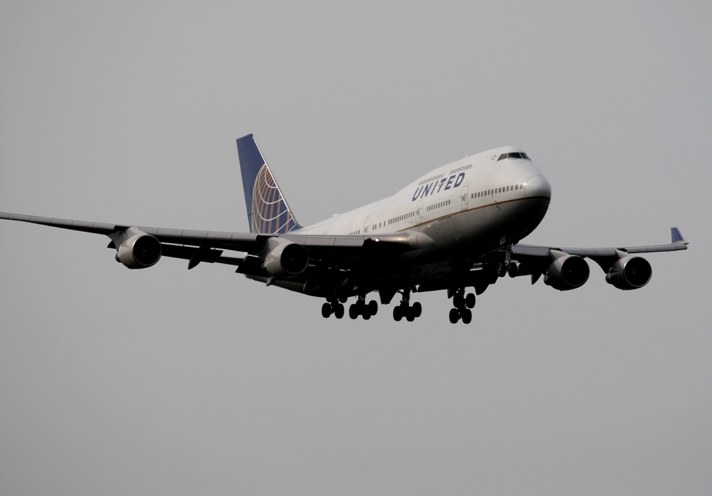 UNITED 747-400 到着　