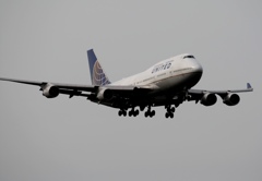 UNITED 747-400 到着　