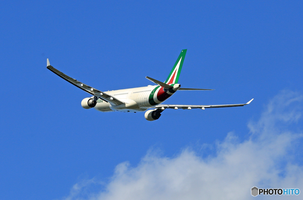 [青い空]　Alitalia A330-202 EI-EJI離陸
