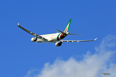 [青い空]　Alitalia A330-202 EI-EJI離陸