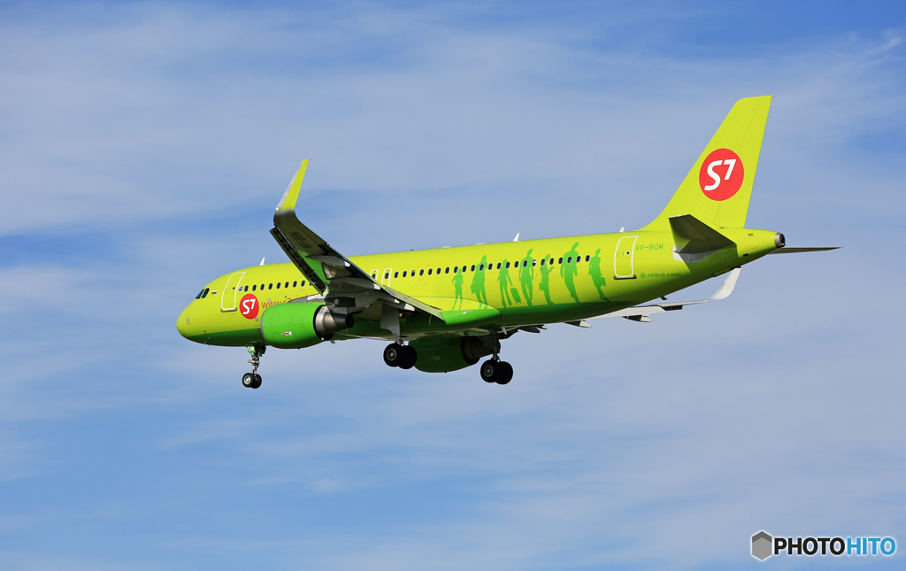 [青い空]　S7 A320-214 VP-BOM