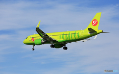 [青い空]　S7 A320-214 VP-BOM