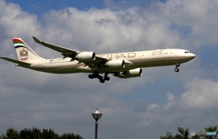 ☮ ETIHAD A340-541 到着　