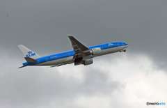 「☁」と KLM 777-206 PH-BQE