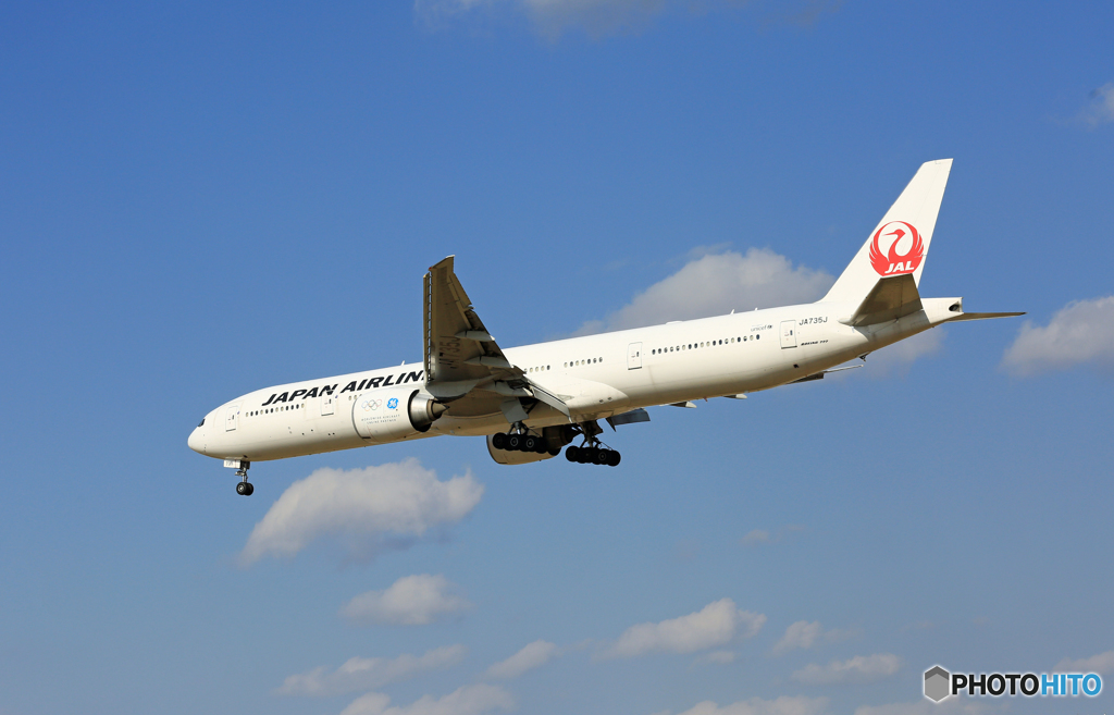 [青い空] JAL 777-381 JA735J 到着