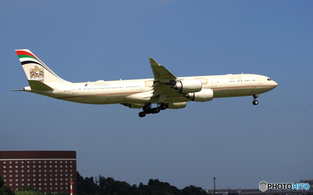 ETIHAD A340-541 着陸　