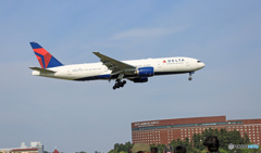 到着 Delta 777-232 N864DA