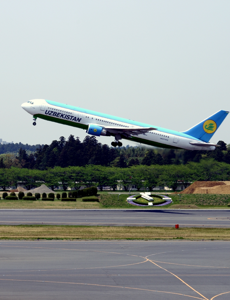 飛び立ち（63）Uzbekistan 767-33P(ER)