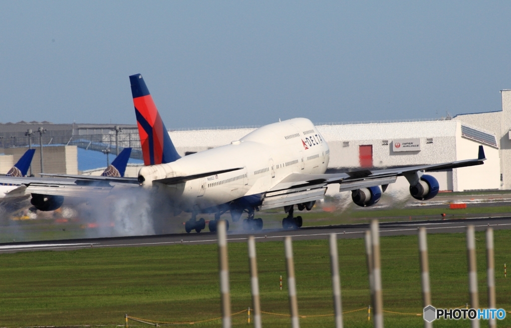 着陸　Delta７４７ジャンボ機