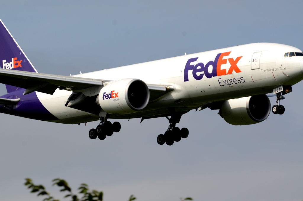 着陸（113）FedEx 777-FS2 