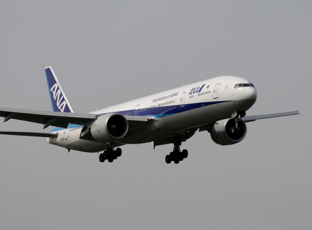 ANA 777-300 到着　