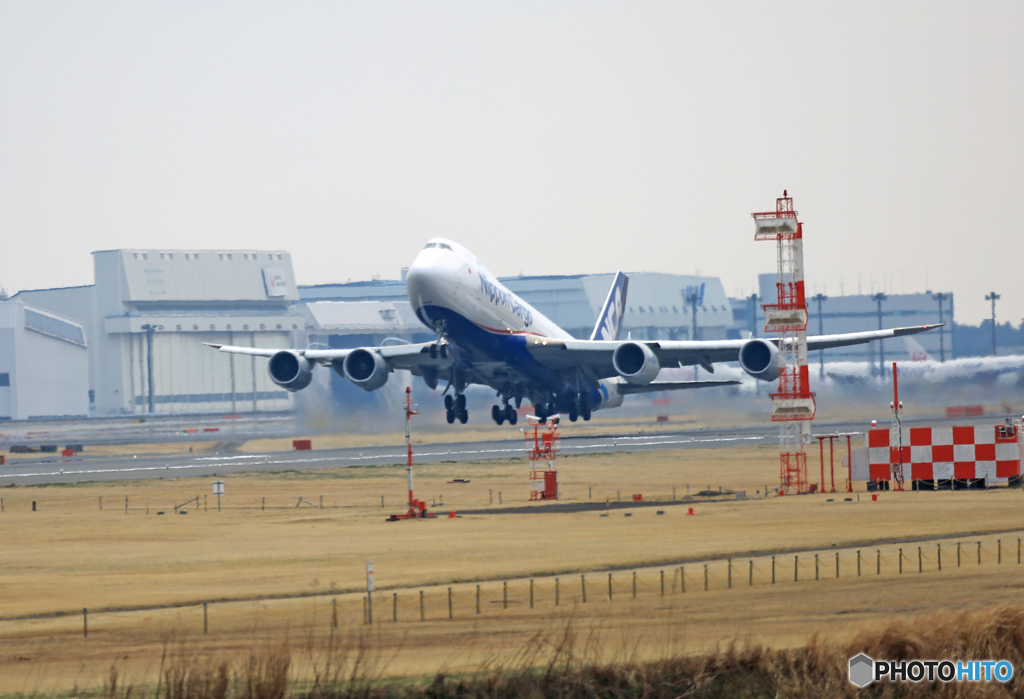 [青い空] NCA 747-8KZF JA18KZ 飛び立ち