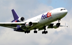 着陸（94） FedEx MD-11 [a]