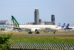 出発 Alitalia 777-200 EI-ISU