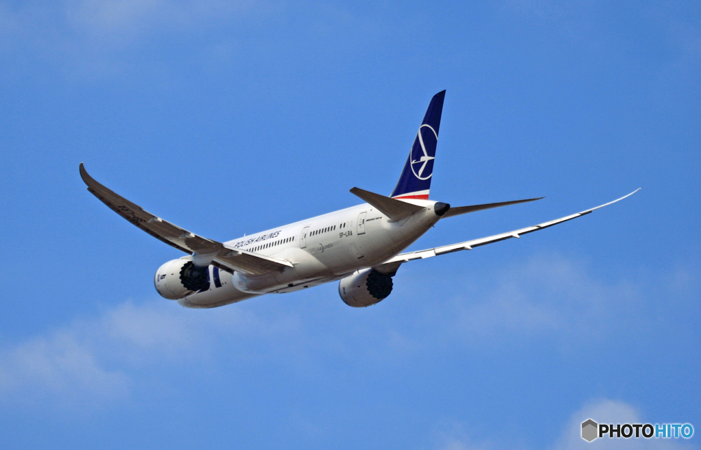 到着 LOT 787-8 SP-LRA