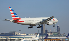 到着 American 777-223 N787AL