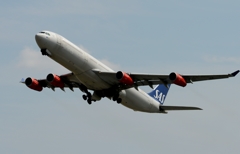 離陸（230）SAS A340-319	
