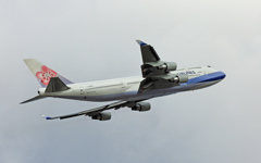 飛び立ち　China Air 747-400 B-18207