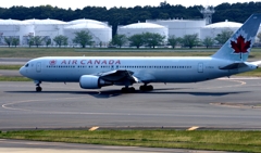 到着（3）　 AIR CANADA 767-300ER　