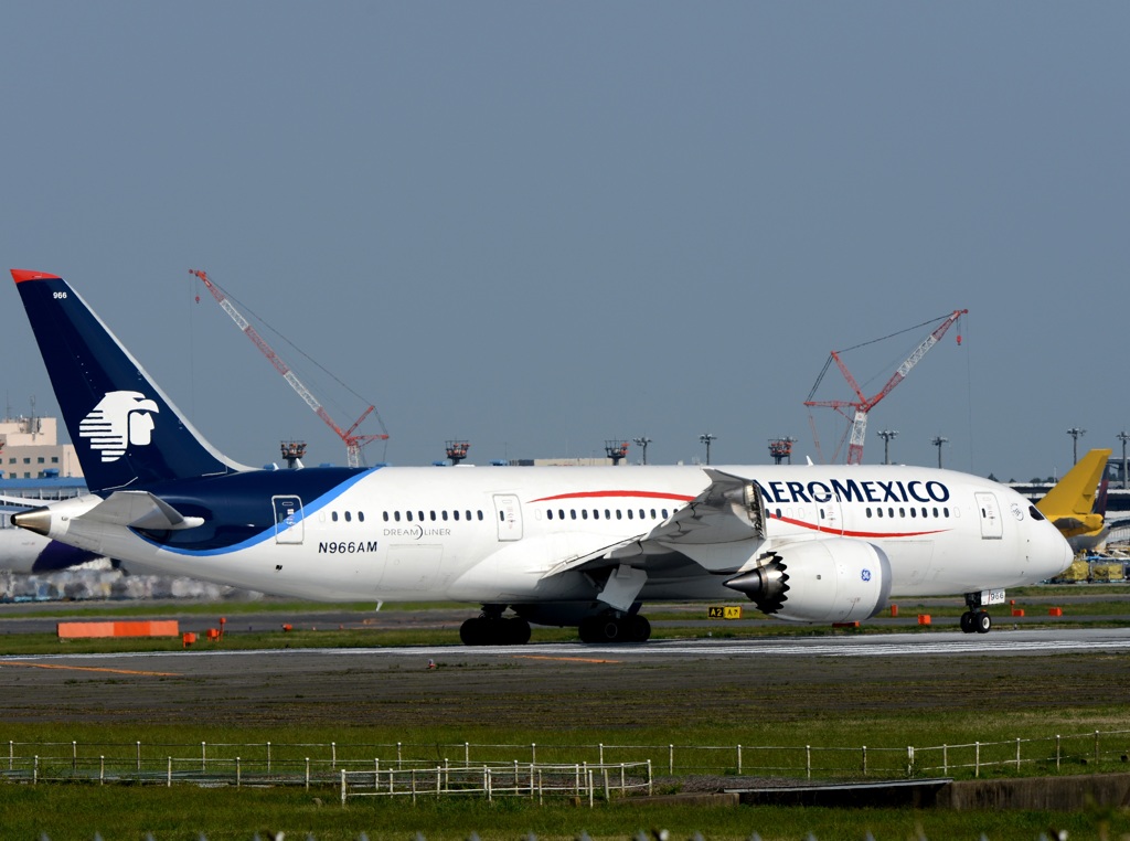 出発　AEROMEXICO 787-8