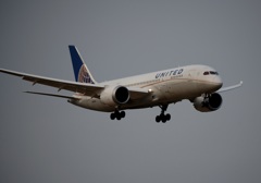 UNITED 787-8 到着