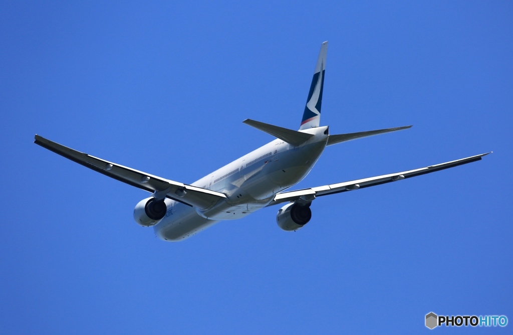 飛び立ち CATHAY 777-367 B-HNE 