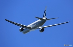 飛び立ち CATHAY 777-367 B-HNE 
