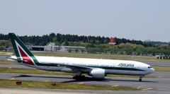 出発（29）Alitalia 777-200　　